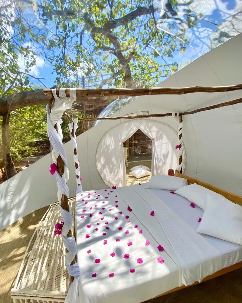 Lagoon bubble lodge
