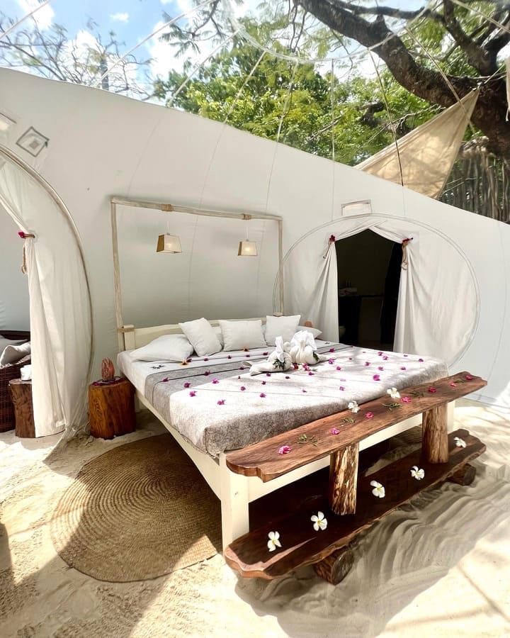 Lagoon bubble lodge